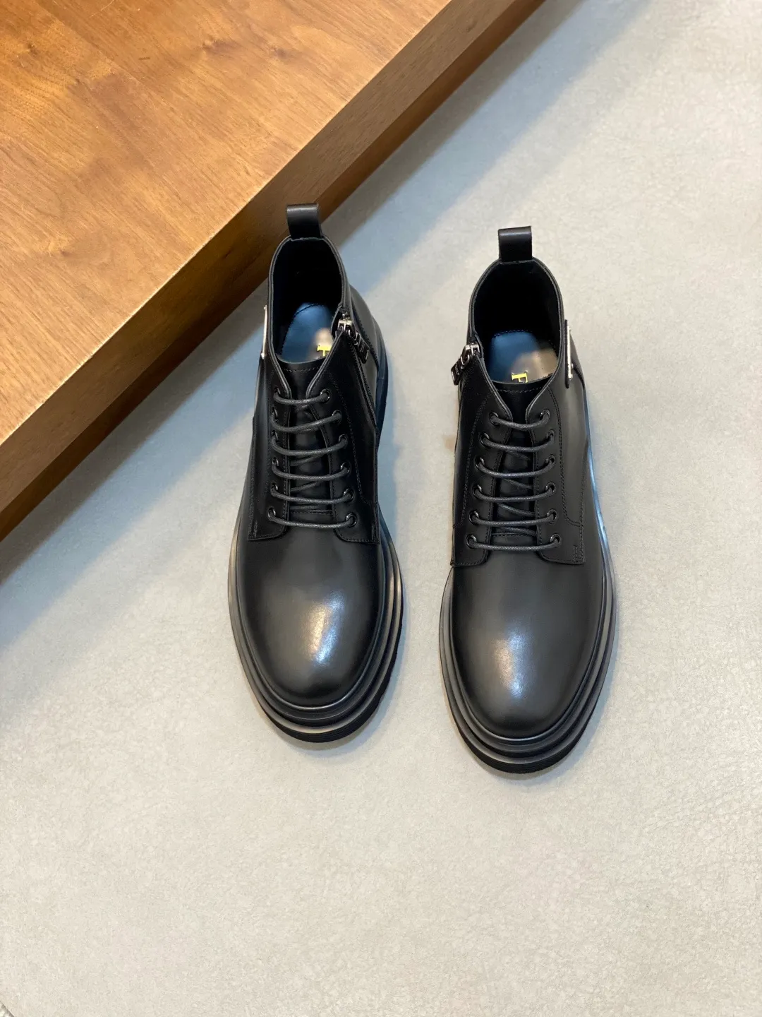 Men's men's shoes💰900 Prada/Prada Thick-soled formal wear shipped, same style at the counter, top-quality goods produced in Dongguan, those who know the goods should hurry up and start! New men's casual leather shoes, imported calfskin, shiny and translucent leather, uniform leather holes, fine texture, splicing and sewing technology, soft, comfortable and wrinkle-free, elegant Derby shoe shape, thickened and heavy-duty made, high-quality products that kill all currencies in the market, standard gold-label cowhide feet, calfskin lining, thickened rubber sole, durable and wear-resistant, ultra-light material, extremely comfortable for the upper foot, smooth surface, splicing lines, two styles to choose from, complete packaging! Size: 39-40-41-42-43-44 (45 customized) leather shoes